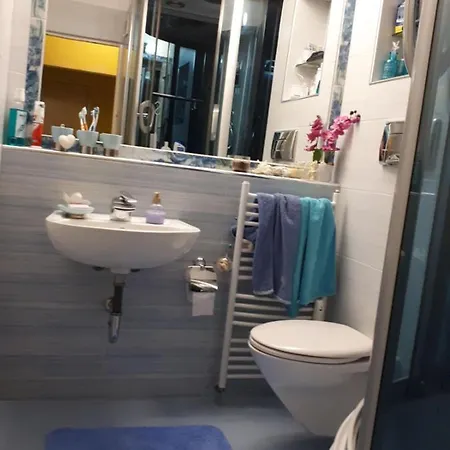 Rum i privatbostad 2 Bedrooms With Private Bath And Balcony Near The Airport *