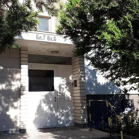 2 Bedrooms With Private Bath And Balcony Near The Airport Rum i privatbostad